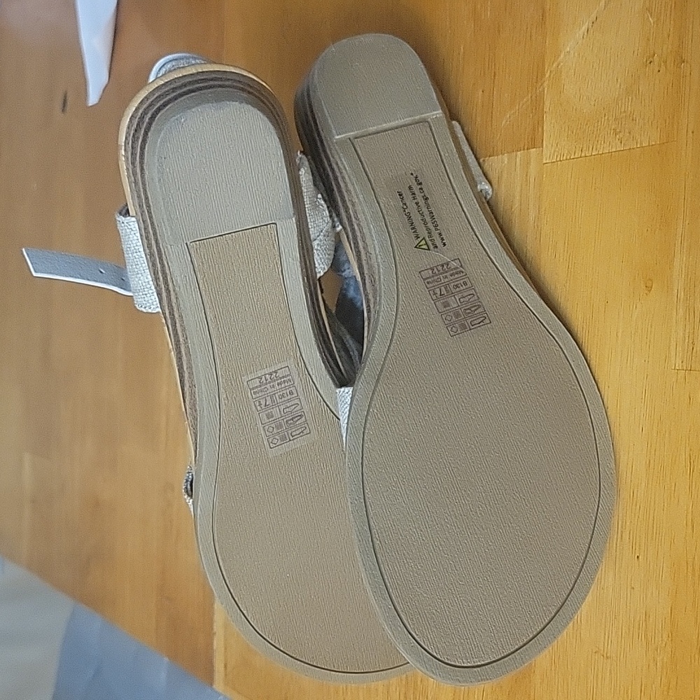 Sandals - Picture 3 of 4